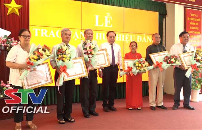Ban Thường vụ Thành ủy Sóc Trăng trao Huy hiệu Đảng cho 9 đảng viên 55, 50 và 45 tuổi Đảng